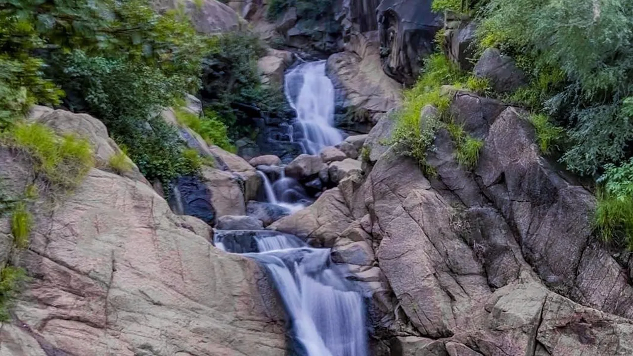 कुंडेश्वर का झरना