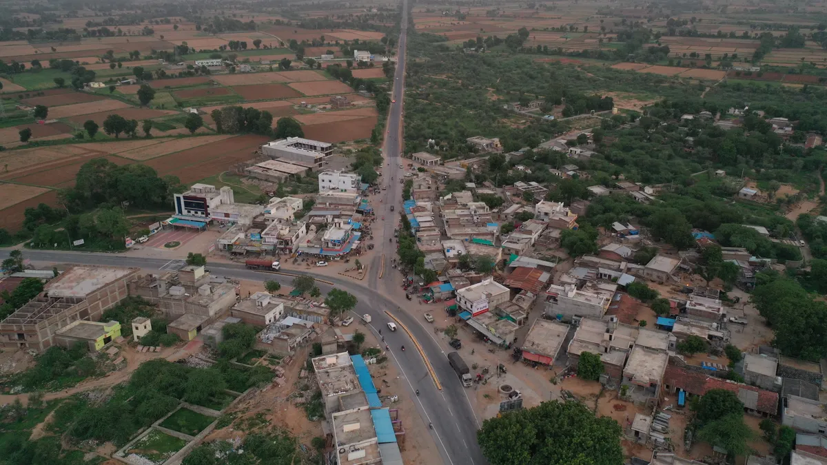 गाँव की कहानियाँ साझा करते लोग